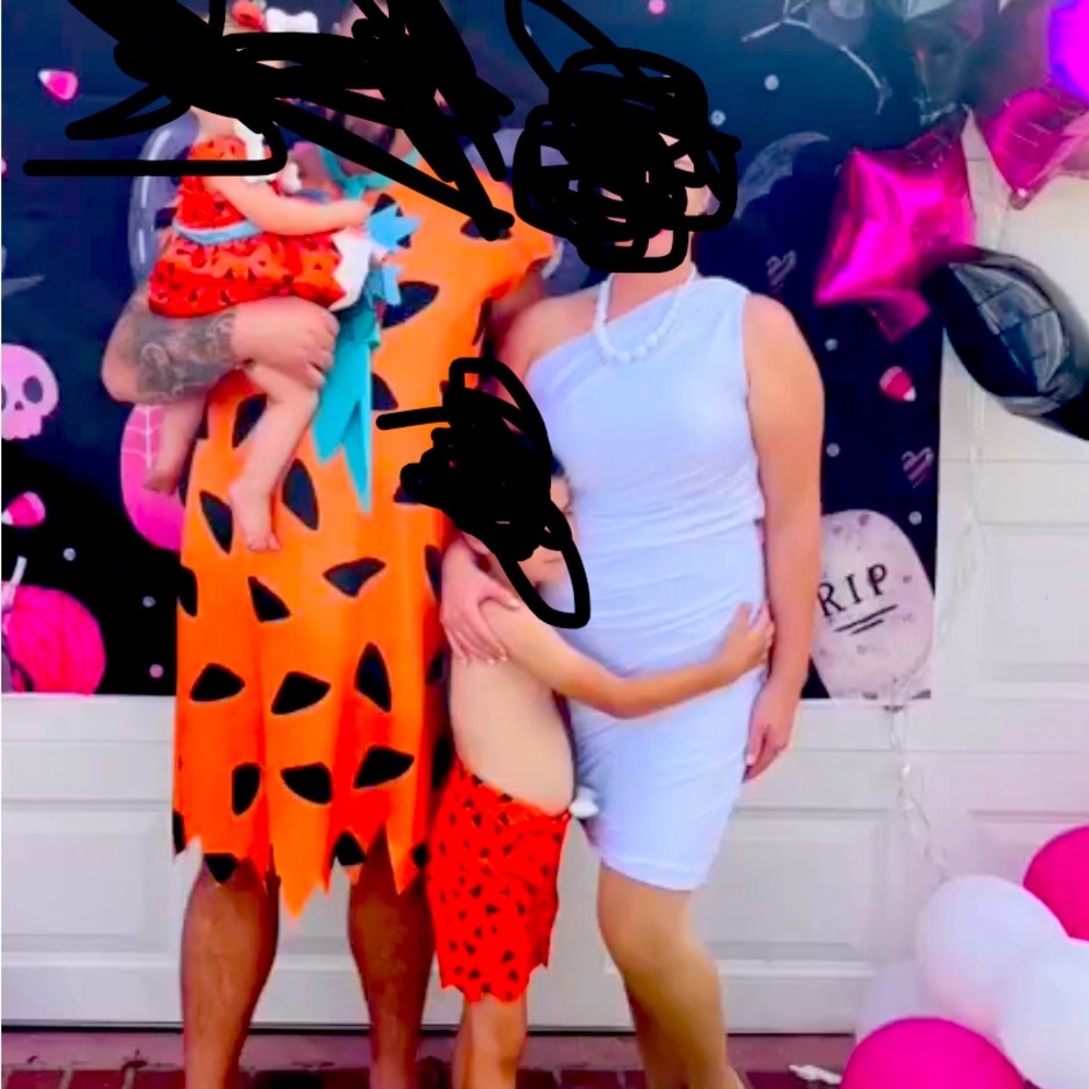 Flinstone Family Costumes! Comes with Wilma, Fred and baby pebbles